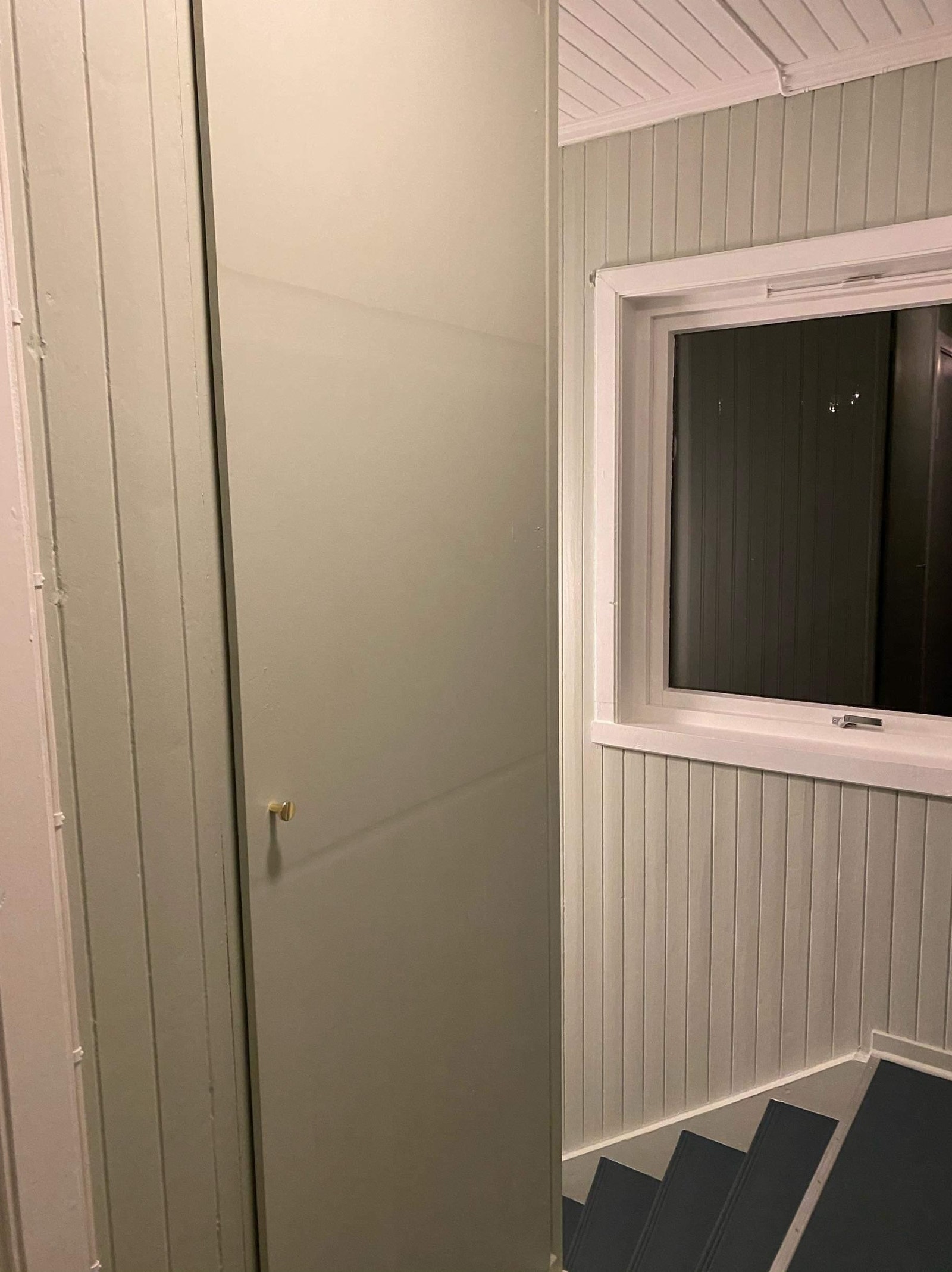 Kott med dør og tre hyller overfor trappa. Galleribilde