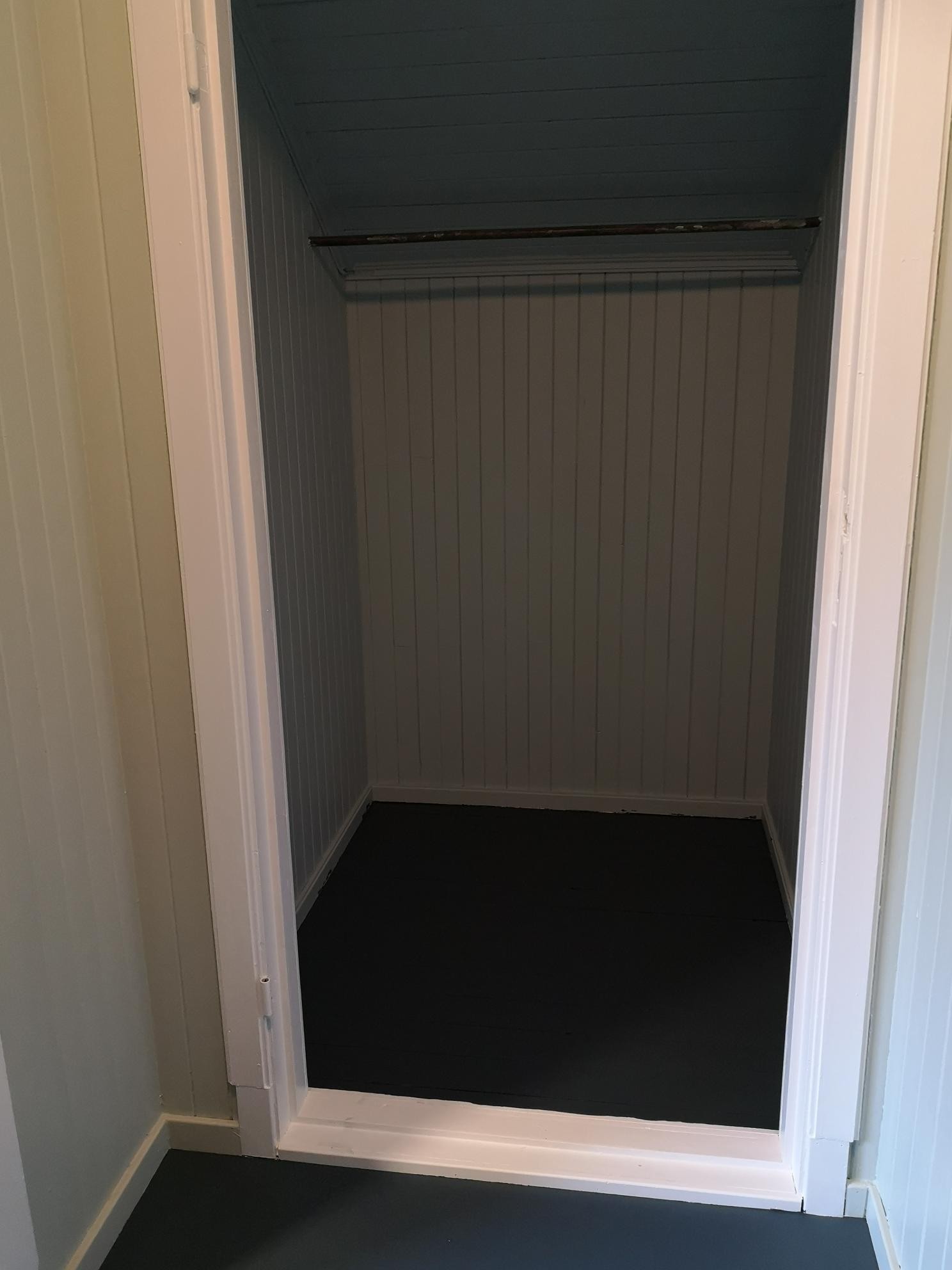 Åpent kott i gangen utenfor soverom 3. Galleribilde