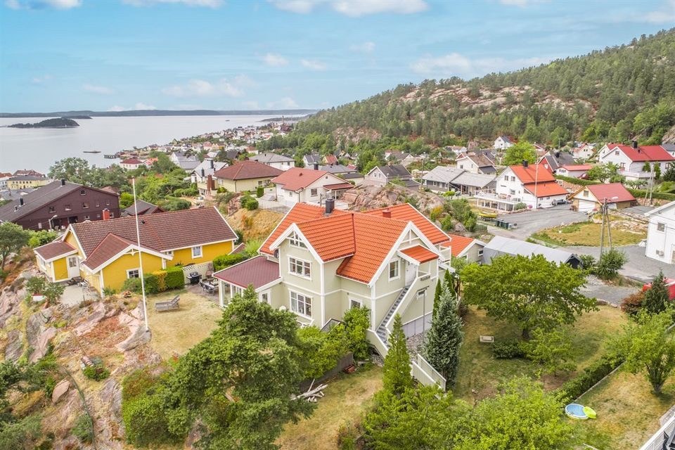 Trapp opp til egen inngang i 2. etg (eldre bilde) Galleribilde