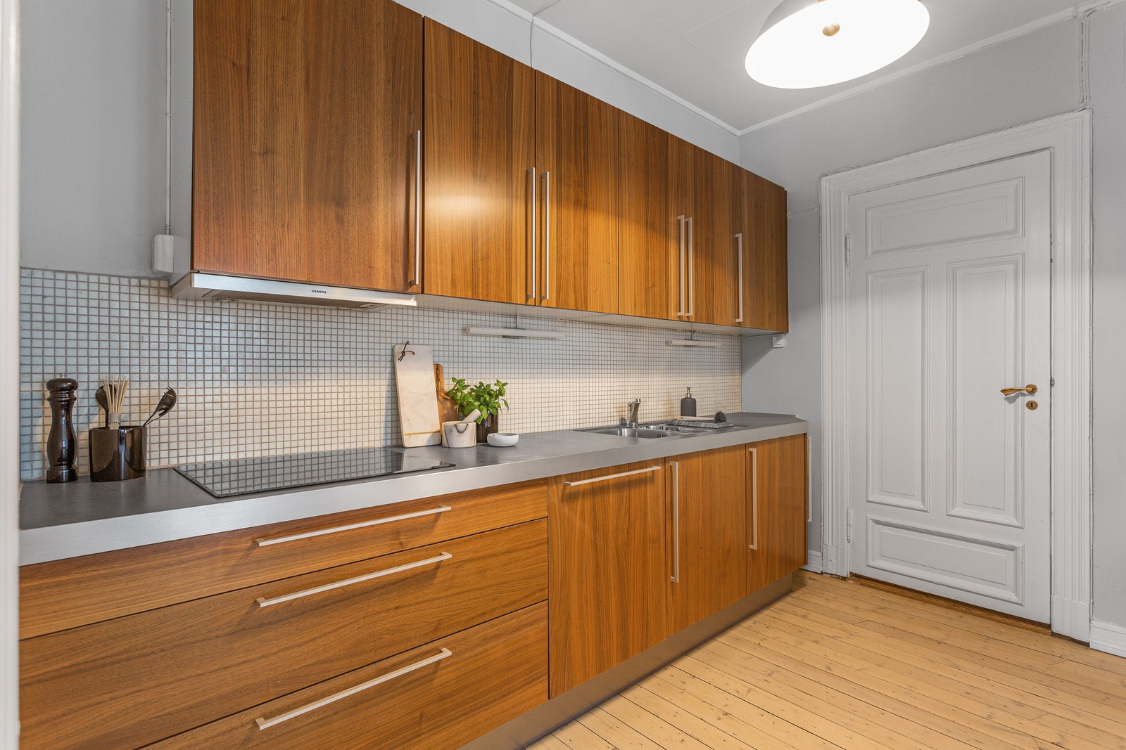 Moderne kjøkken med godt med skap- og benkeplass. Galleribilde