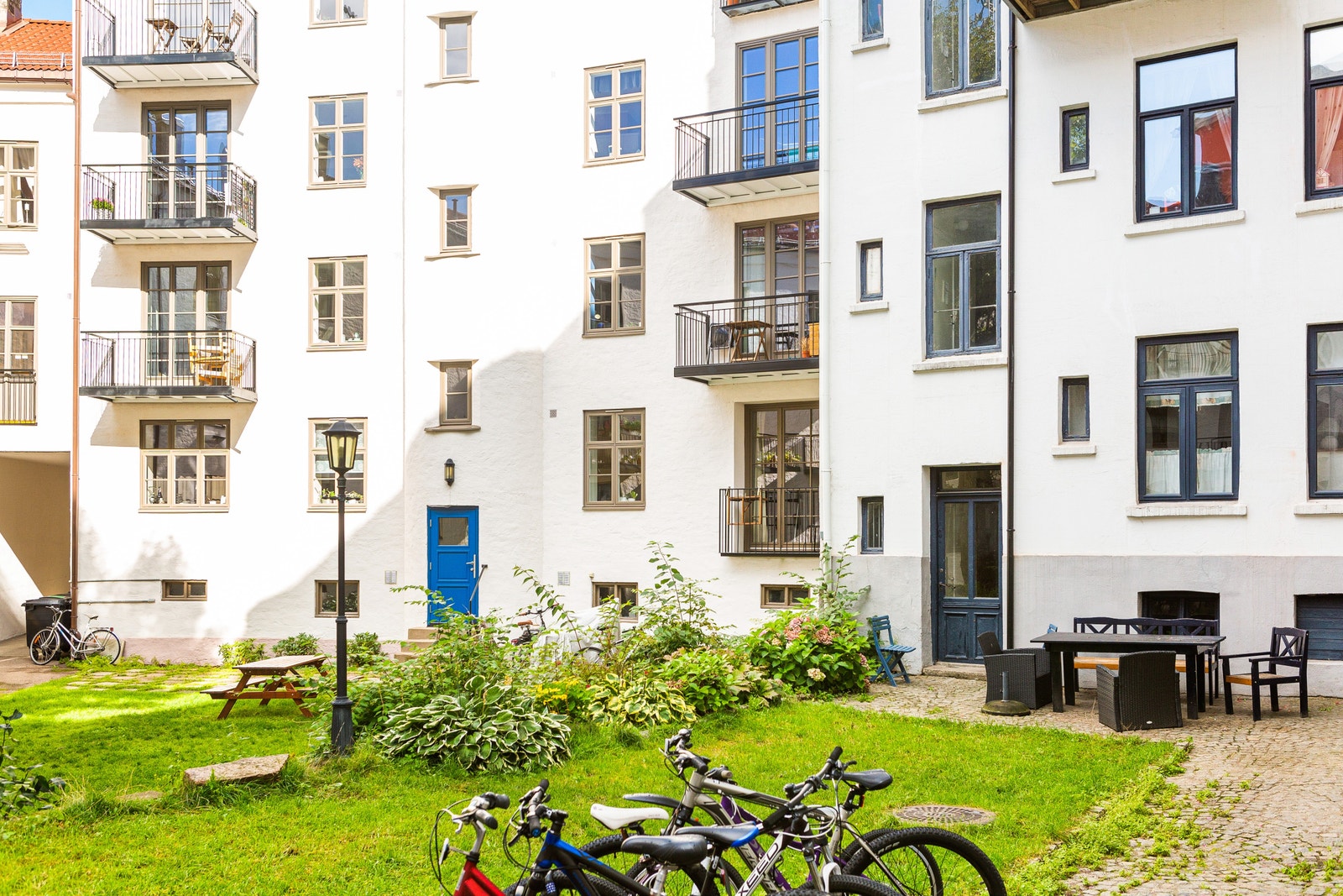 Hyggelig, felles hage med enkel tilgang fra leiligheten Galleribilde