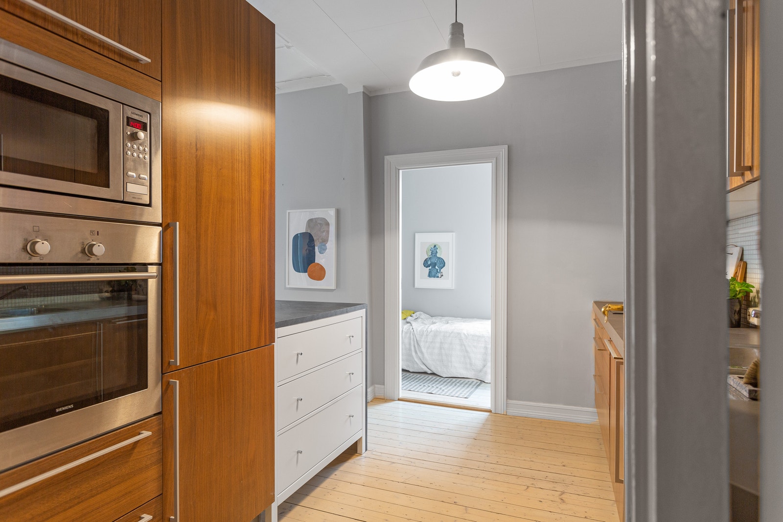 Integrert komfyrsøyle med mikrobølgeovn og kjøleskap/fryser. Galleribilde