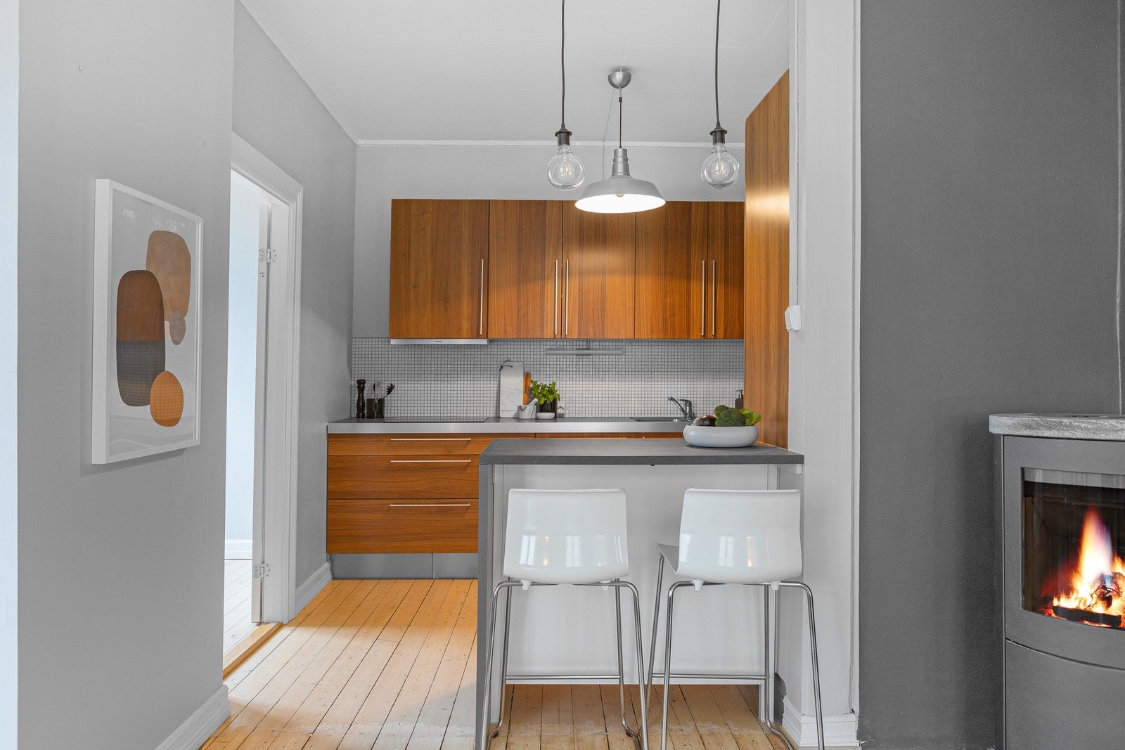 Sosial barbenkløsning i overgangen mellom stue og kjøkken Galleribilde