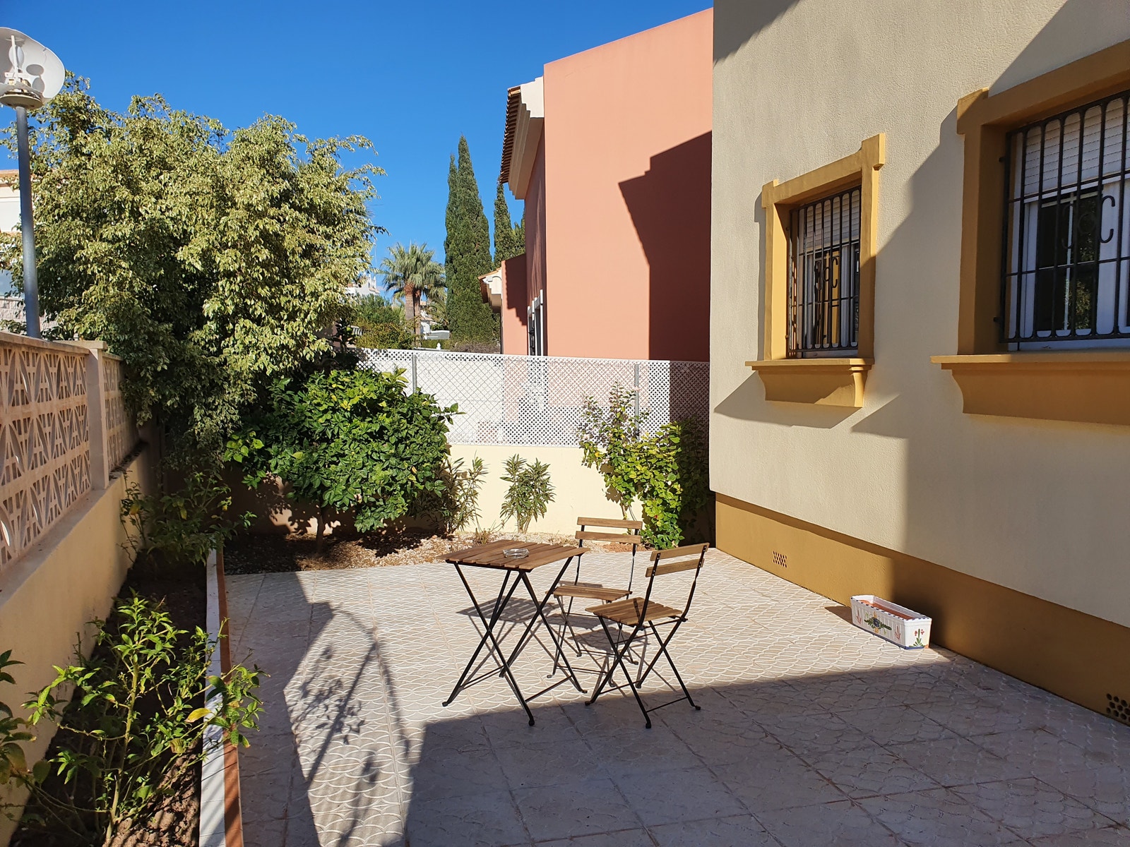 Liten sittegruppe i bakgården også Galleribilde