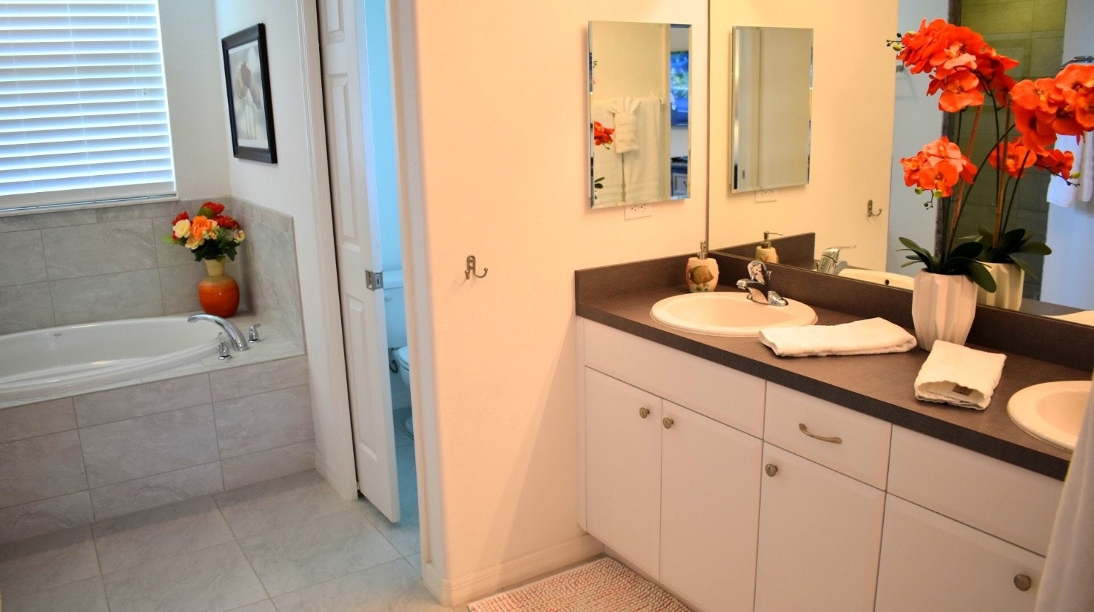 Bad til master bedroom, dobbel vask. Galleribilde