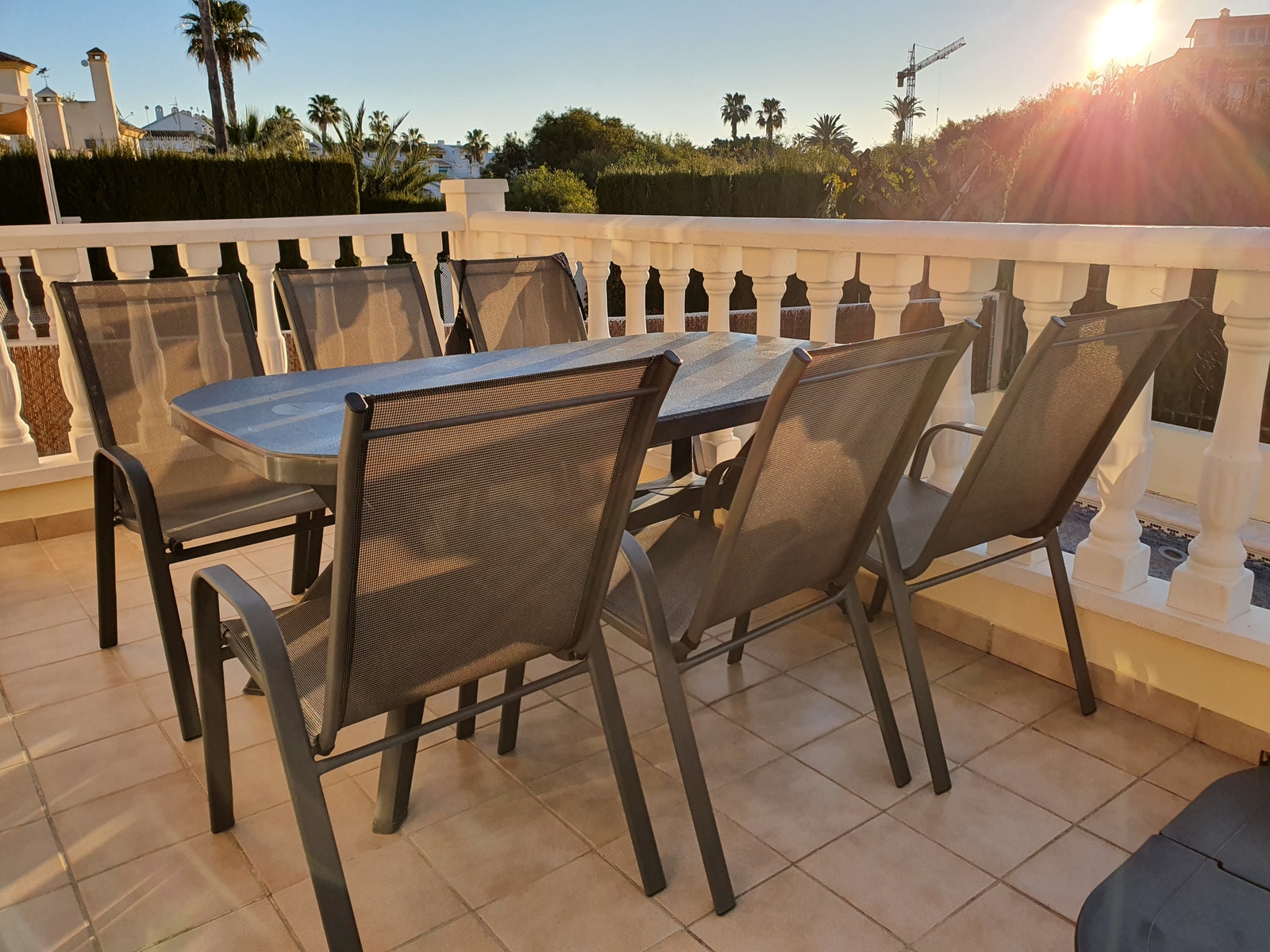 Spisebord på verandaen like utenfor stua. Galleribilde