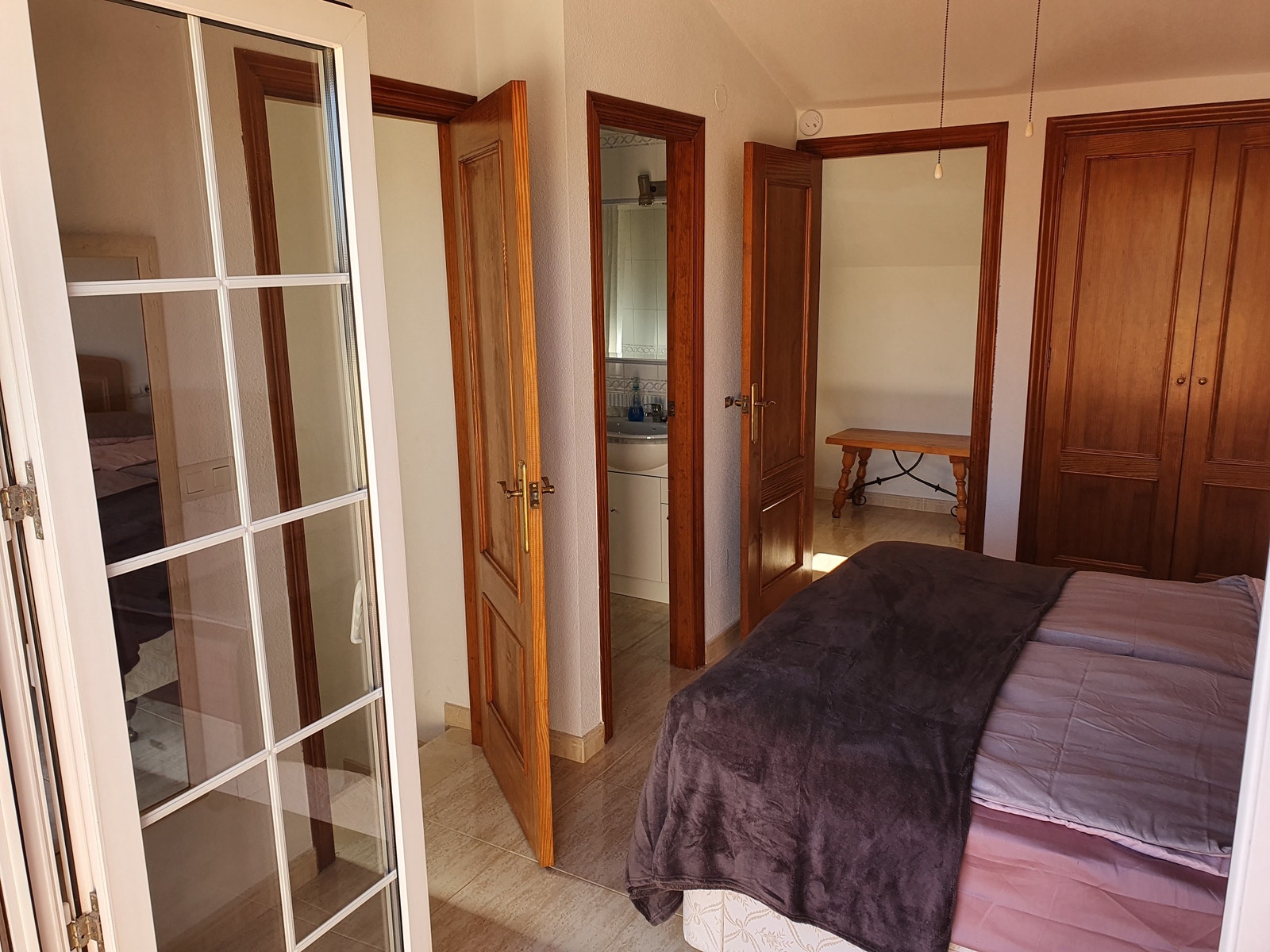 Soverommet i 2 etg har direkte inngang til badet og ekstra soverom med to enkeltsenger Galleribilde