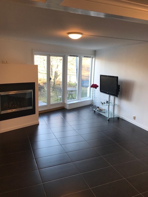 Stue med peis inngang/utgang hage Galleribilde