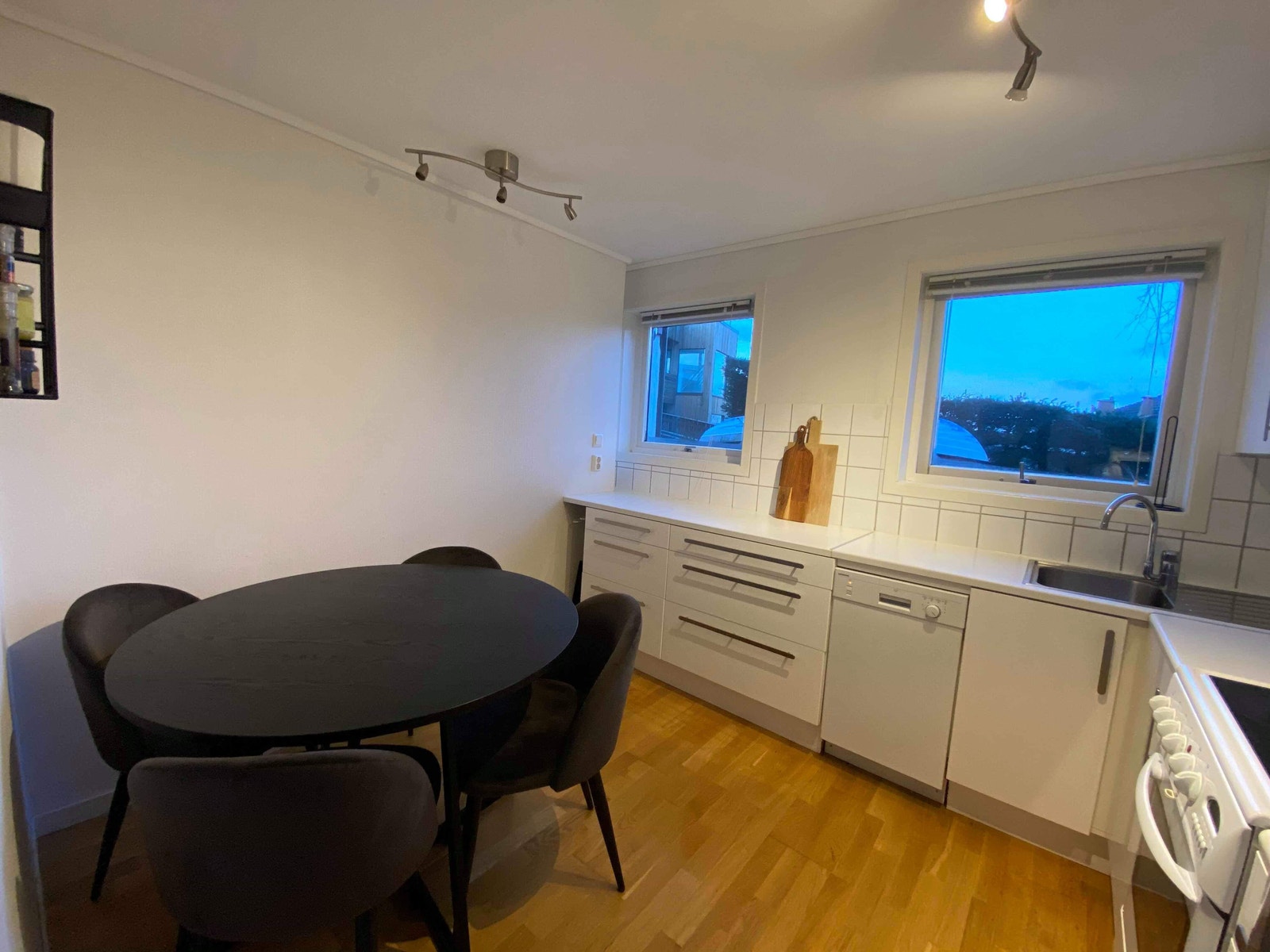 Kjøkken med plass til spisebord og inntil 4 soler. Galleribilde