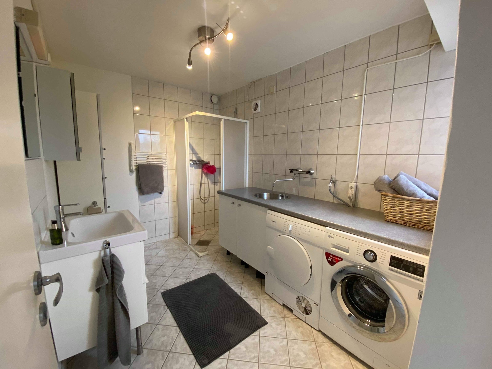 Hovedbad/vaskerom med vaskemaskin og tørketrommel Galleribilde