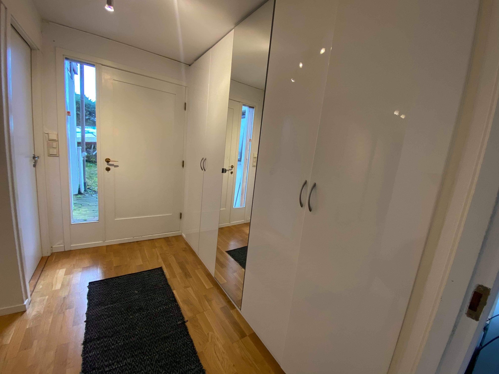 Entre, garderobe med meget stor og moderne skohyller Galleribilde