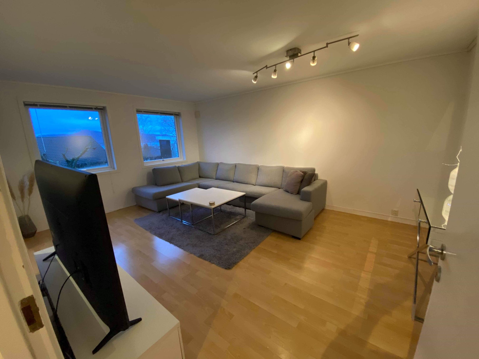 Romslig, lys stue med utsikt til fjord og fjell. Sofagruppe kan følge med. Galleribilde