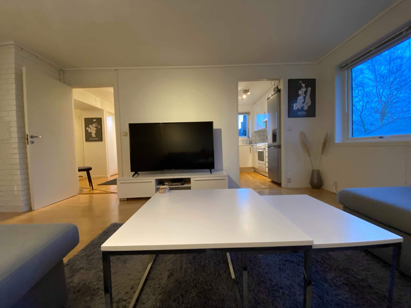 Lys stue som er lett å møblere. Galleribilde