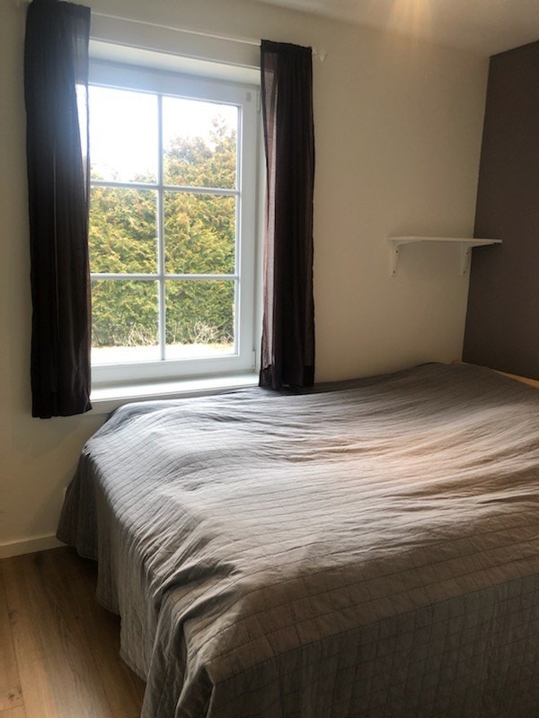 Soverom med skyvedørsgarderobe Galleribilde