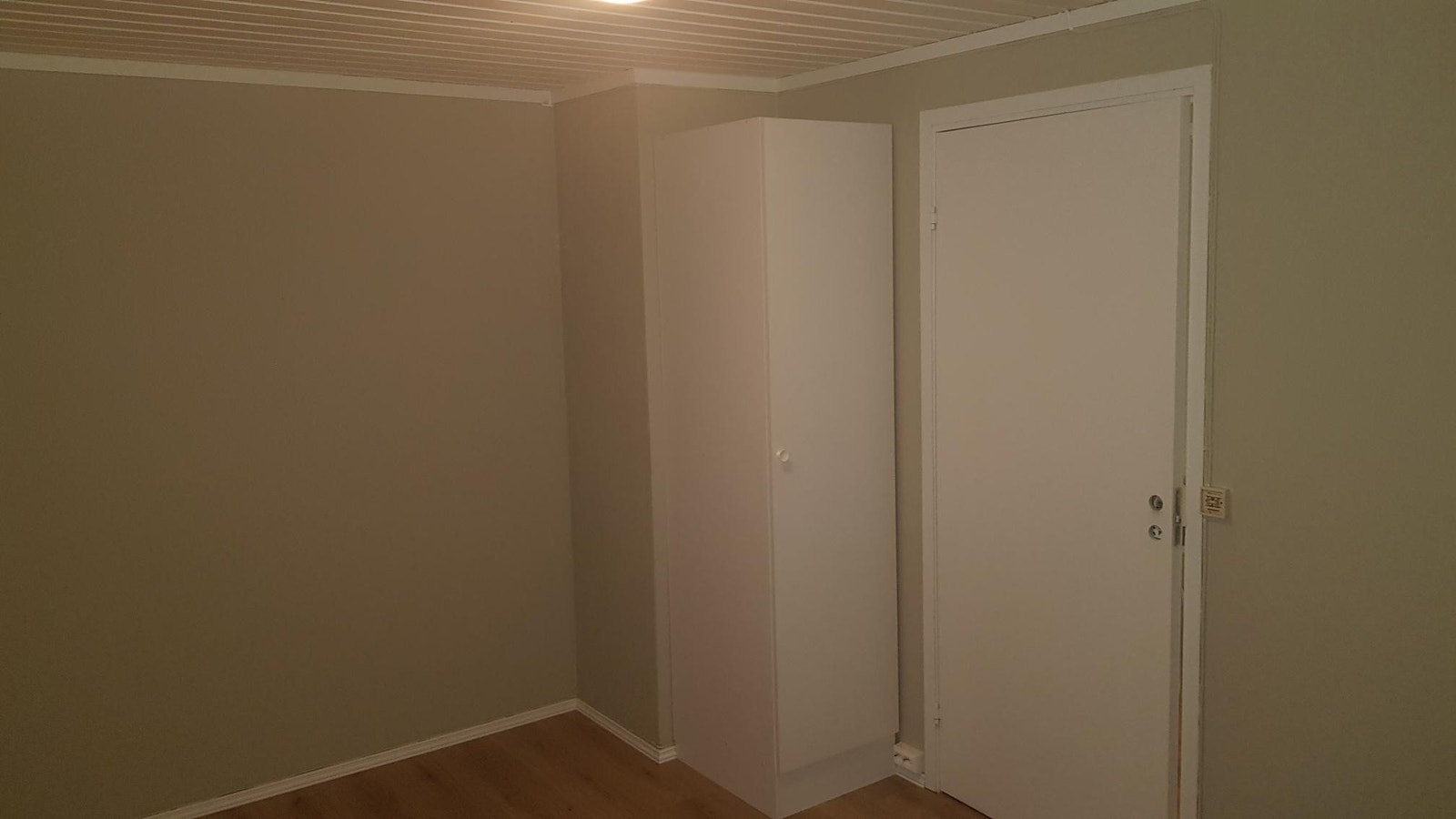 Soverom, det er nå satt opp skyvedørs garderobe Galleribilde