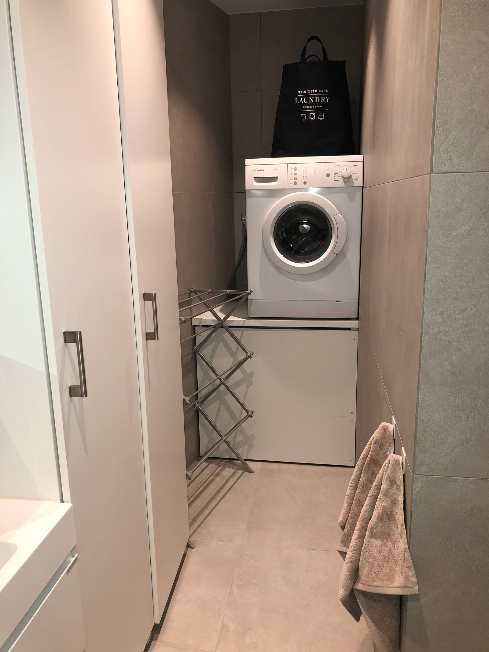 høyskap, vaskemaskin , tørkestativ Galleribilde