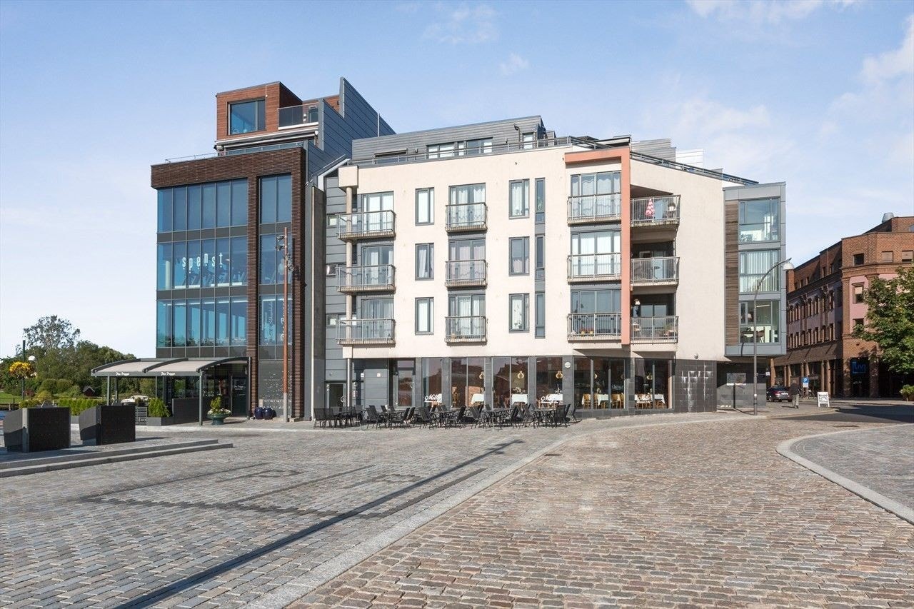 Inngangspartiet er midt på bygningen Galleribilde