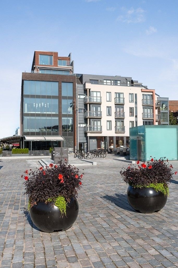 Inngangspartiet er midt på bygningen Galleribilde