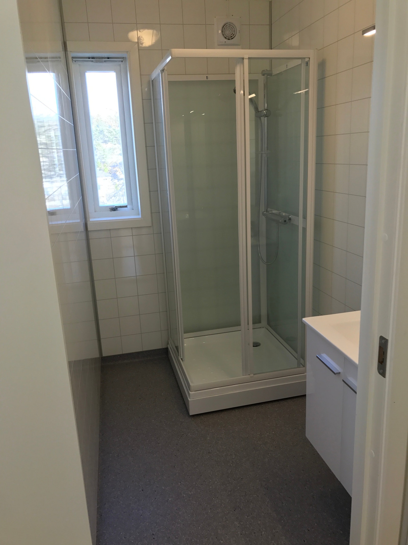 Dusjrom med opplegg for vaskemaskin. Galleribilde