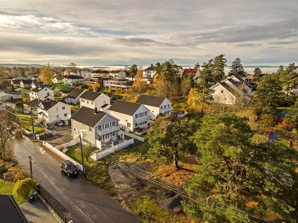 Huset ligger ved siden av en park Galleribilde
