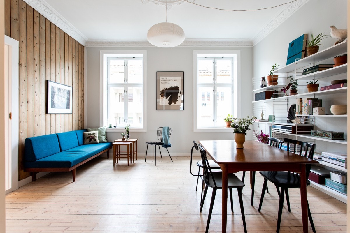 Store vinduer slipper inn rikelig med naturlig lys og skaper en god atmosfære i rommet. Galleribilde