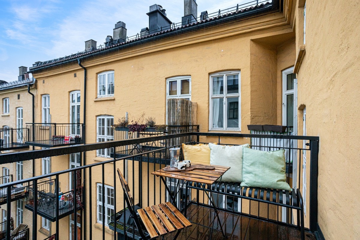 Balkongen er på ca 3,7 kvm og har plass til ønsket møblement. Galleribilde