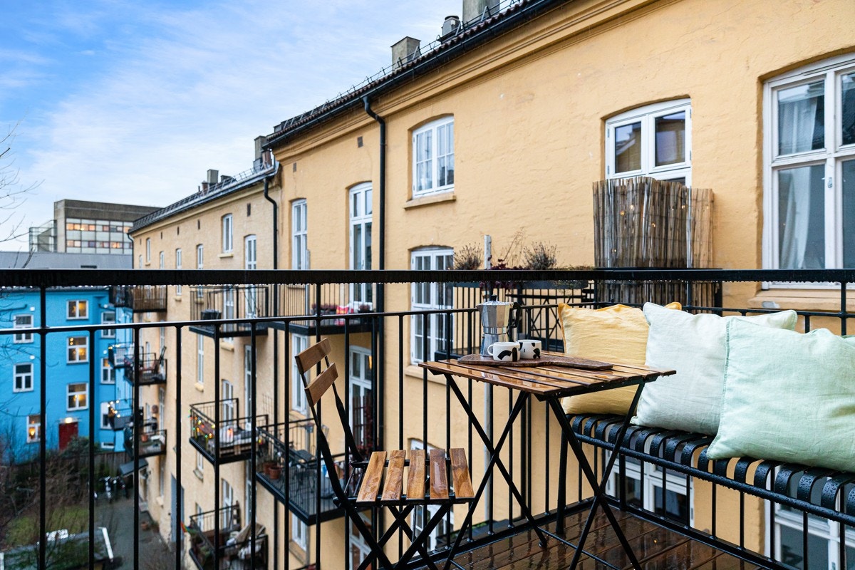 Utsyn mot en fantastisk hyggelig bakgård. Galleribilde