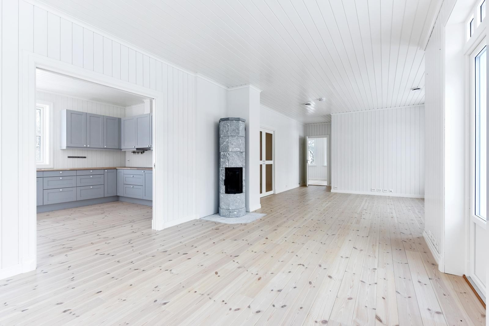 Stue med peis og 2 utganger til terrasse og hage Galleribilde