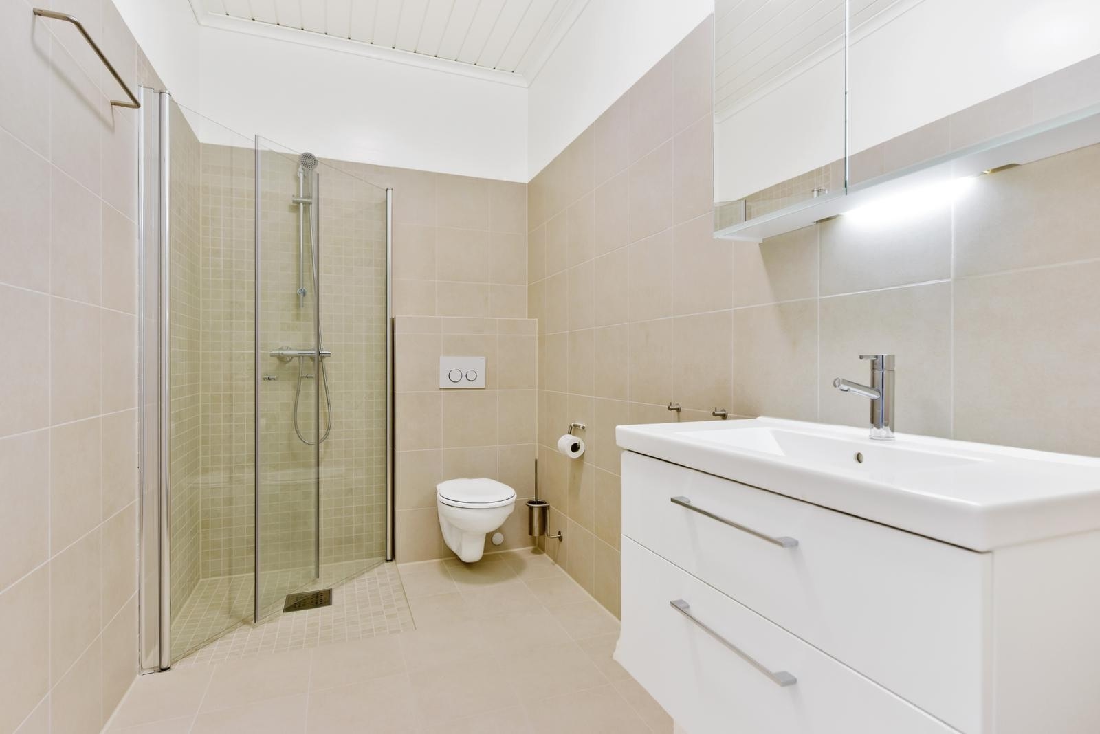 Flislagt bad i første etasje med wc og dusj Galleribilde