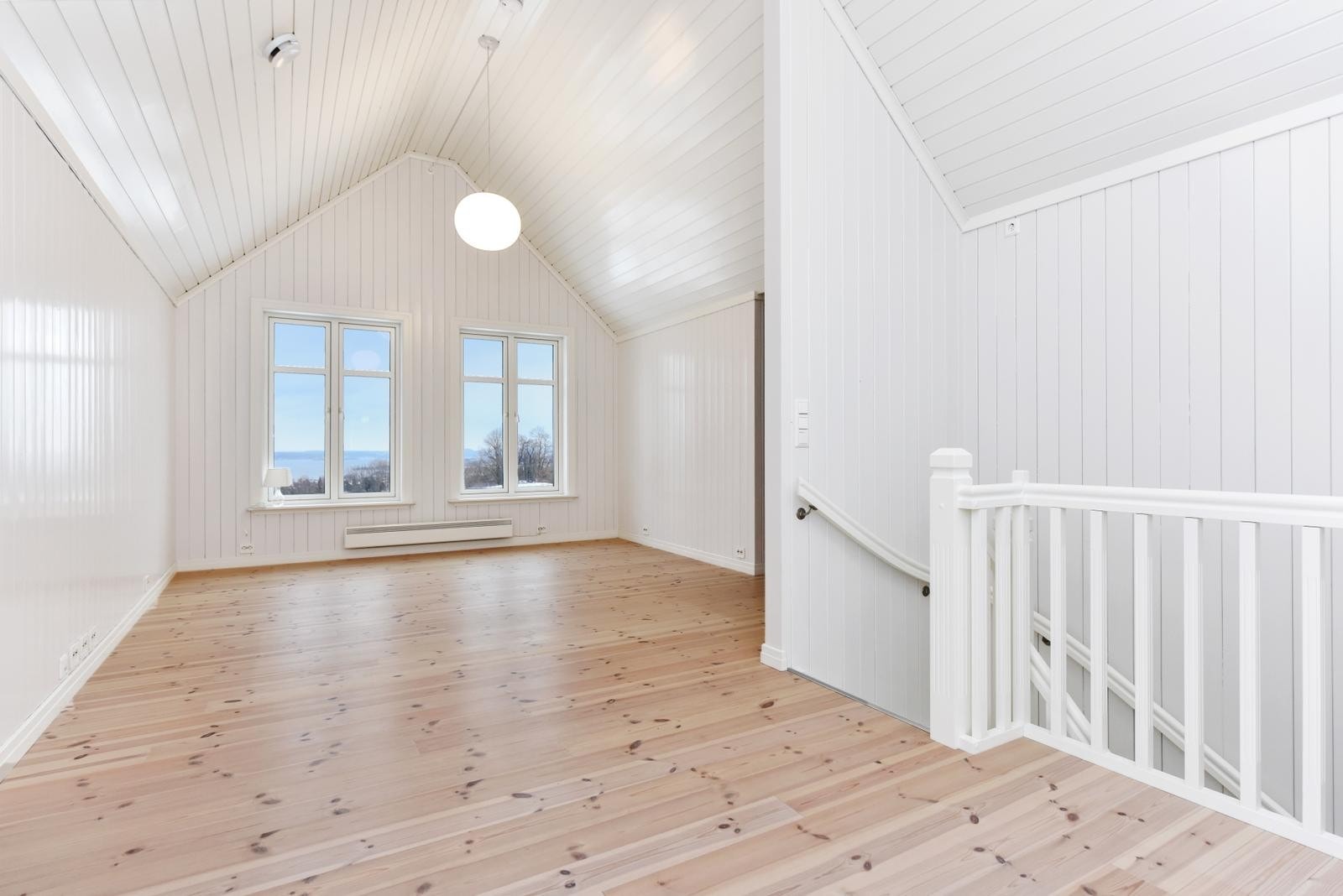 Loftstue med flott utsikt og høyt under taket Galleribilde