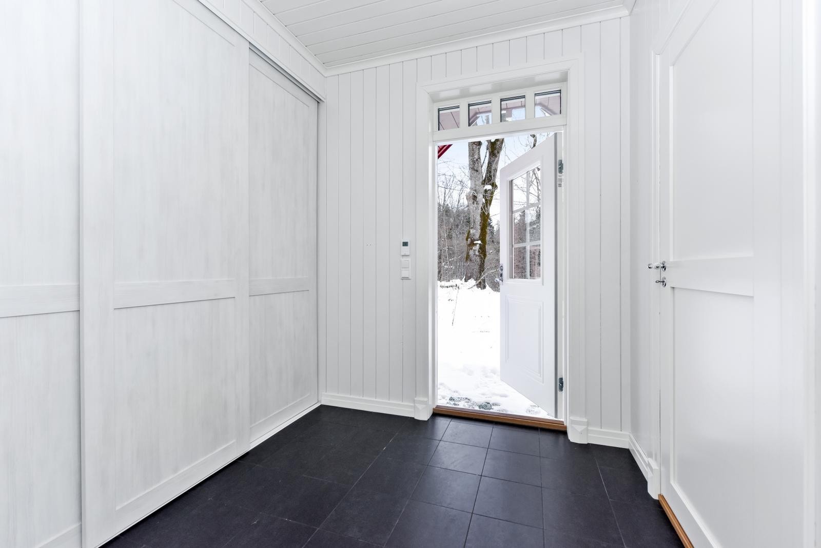 Gang/ entré med skyvedørsgarderobe og teknisk rom Galleribilde