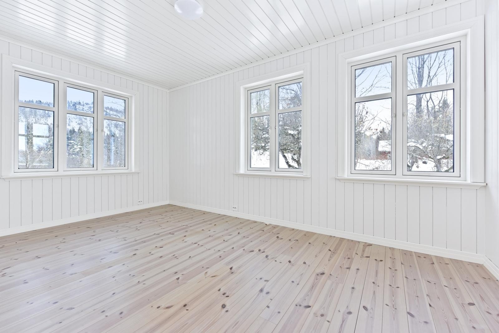 Soverom i 1.etg med flere vinsuer og godt med naturlig lys Galleribilde