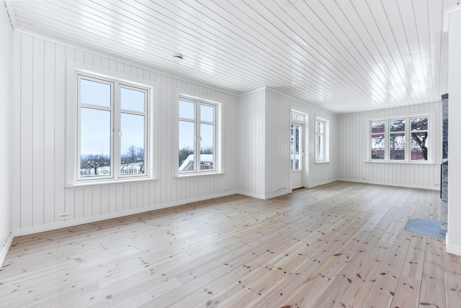 Stue med store vinduer og flott utsikt Galleribilde