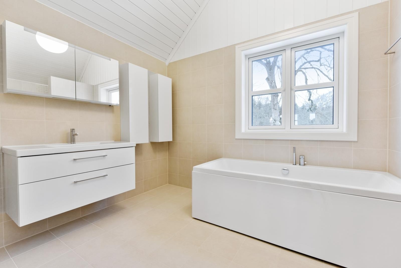 Bad i 2.etasje med badekar og dusj Galleribilde