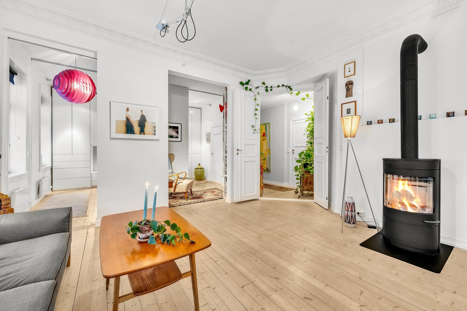 Stue med nyere peisovn Galleribilde