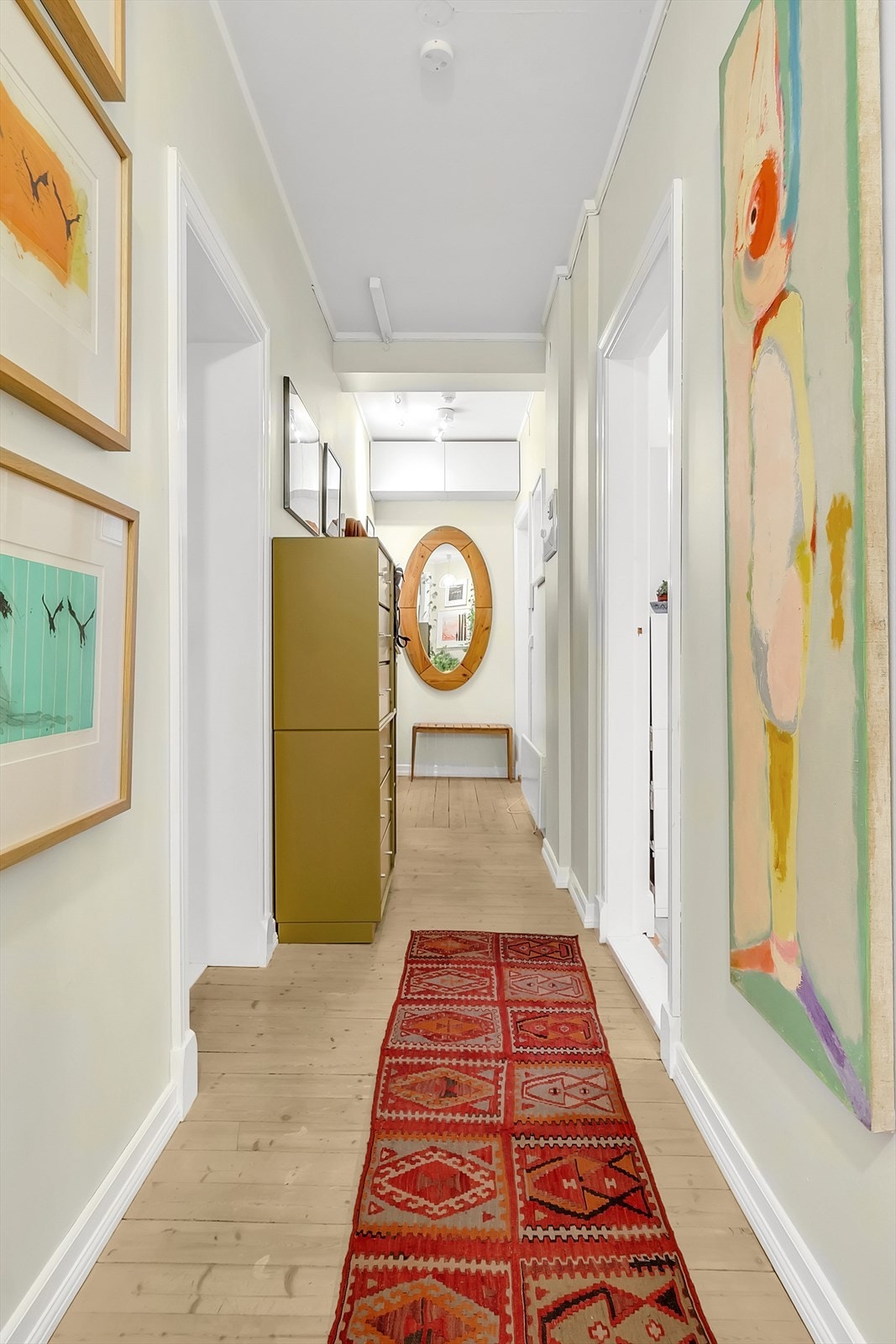 Kombinert entré og gang er leilighetens hovedåre Galleribilde