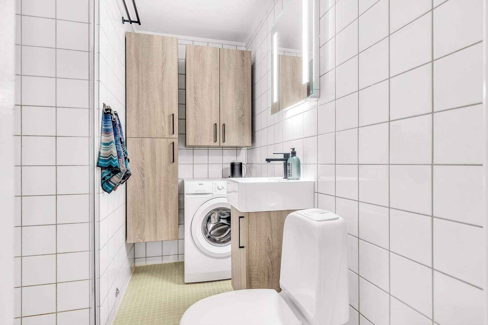 Badet er oppgradert i 2019 med ny innredning, servant, speil og dusjvegg i glass Galleribilde