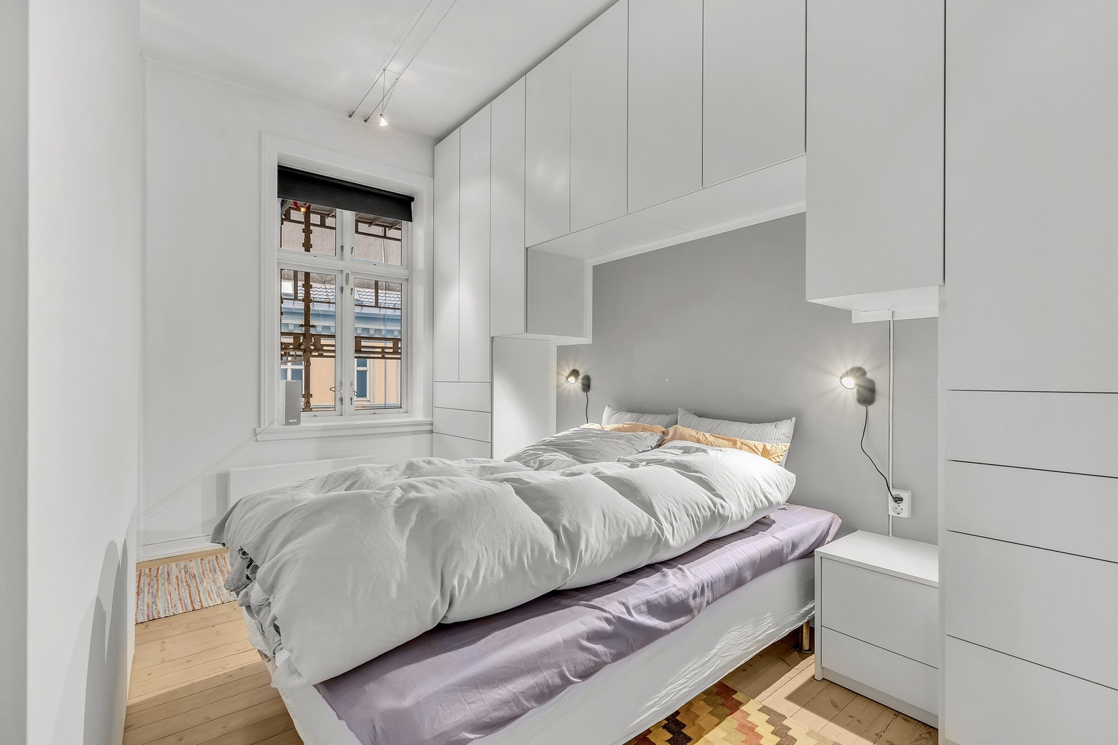 Soverom med plassbygde garderobeskap fra 2019 Galleribilde
