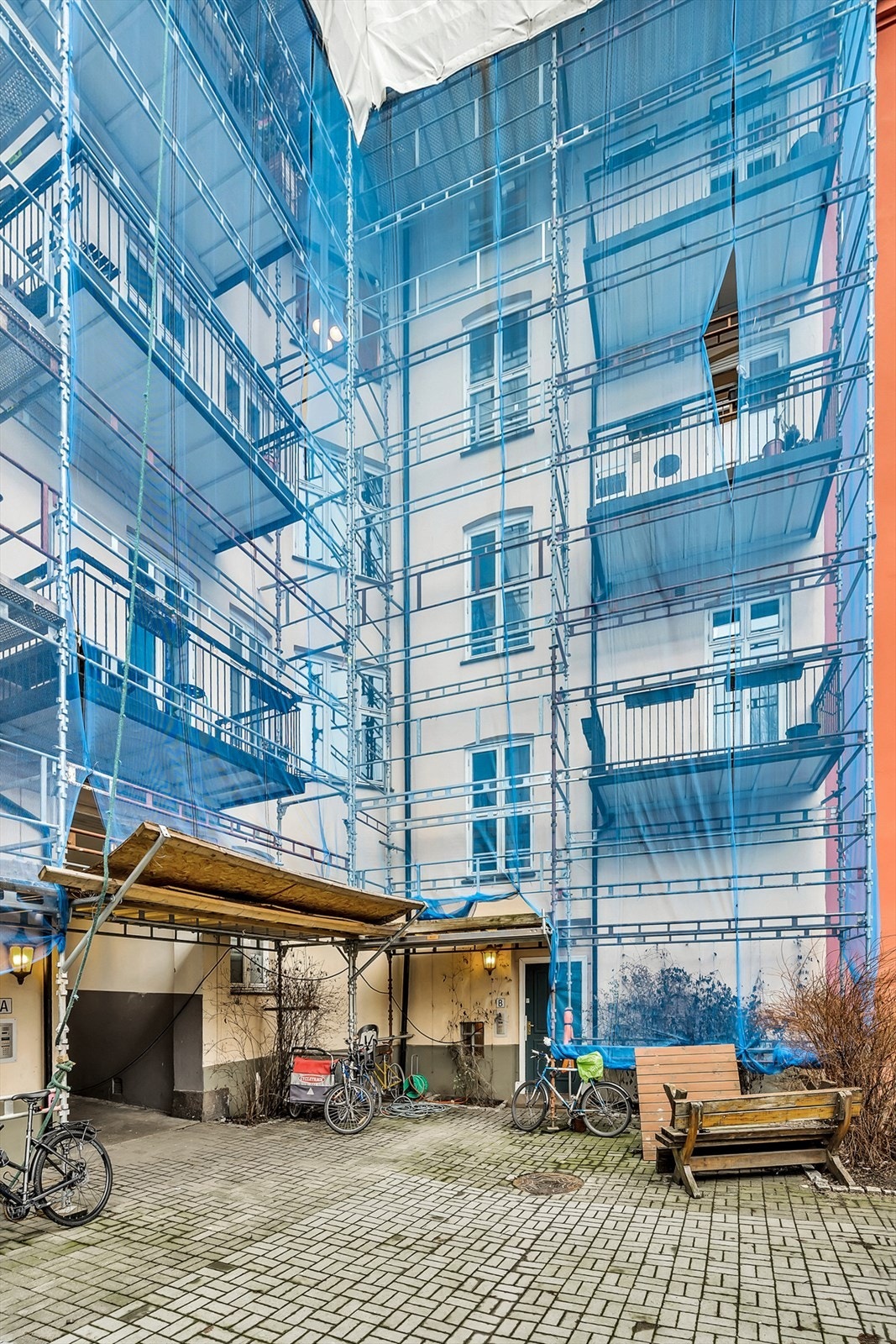 Bakgård- Stilaset skyldes at taket rehabiliteres grunnet brann i en annen leilighet i brl Galleribilde