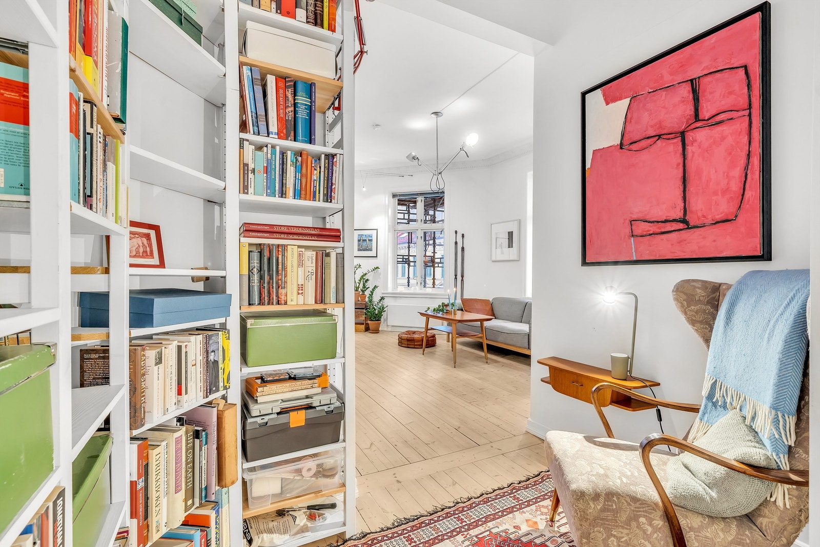 Bibliotekdel i stuen. Rikelig med bokhyller Galleribilde