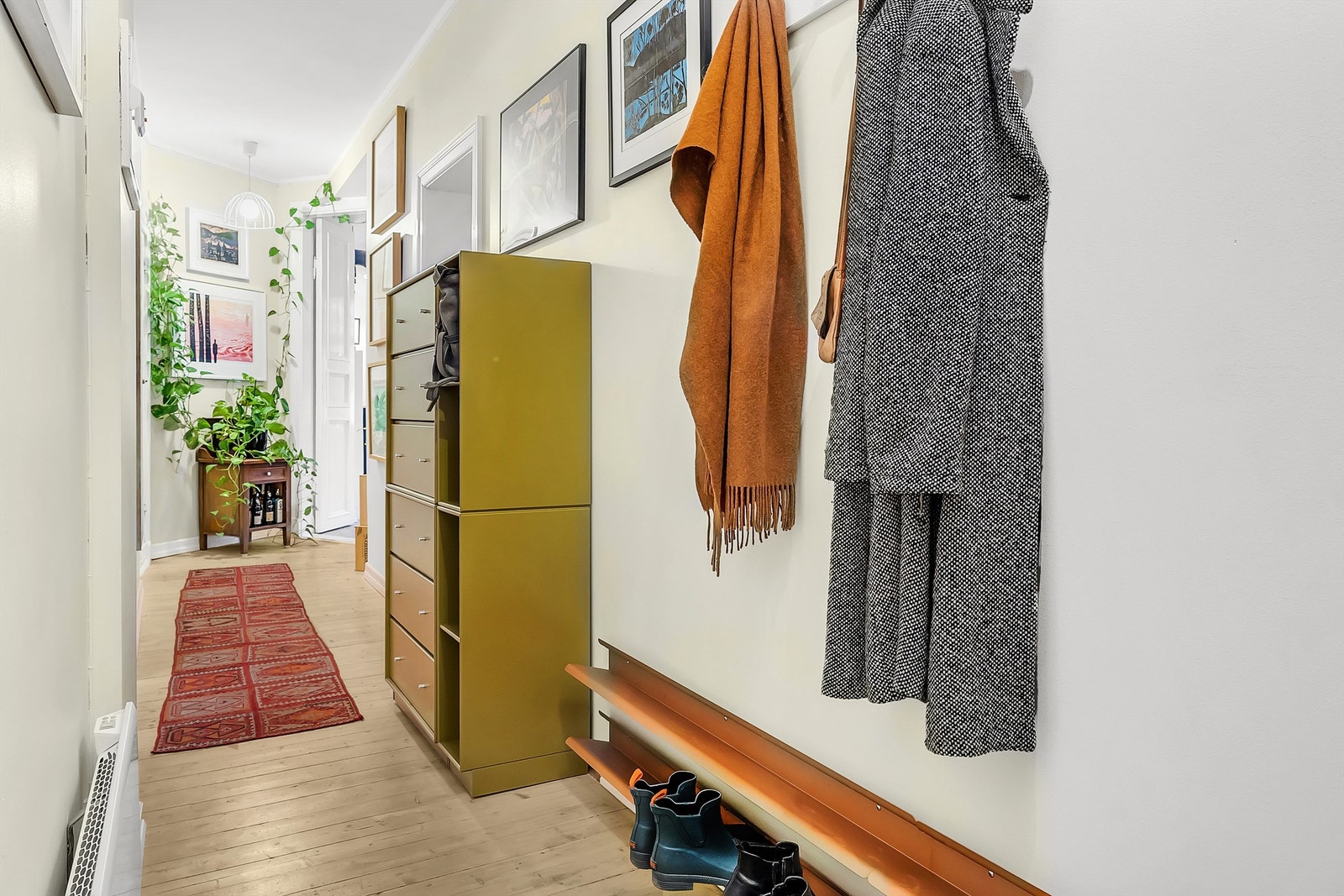 Gang med plass til sko og klesavheng Galleribilde