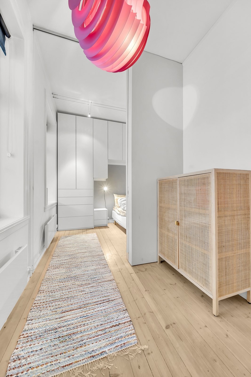 Barnerom/gjesterom med skyvedør mot hovedsoverommet Galleribilde