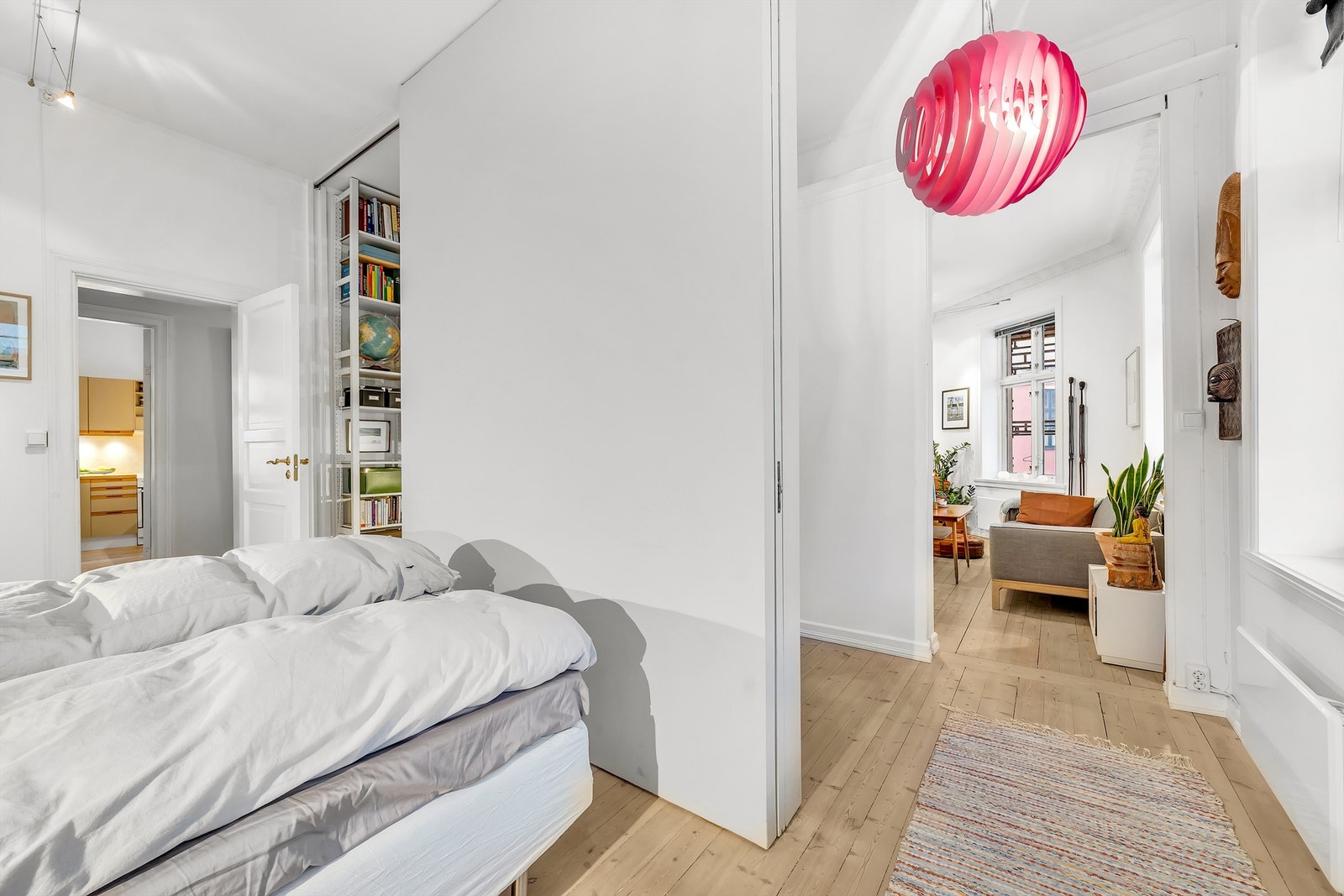 Soverom med skyvedør mot barnerommet/gjesterommet Galleribilde