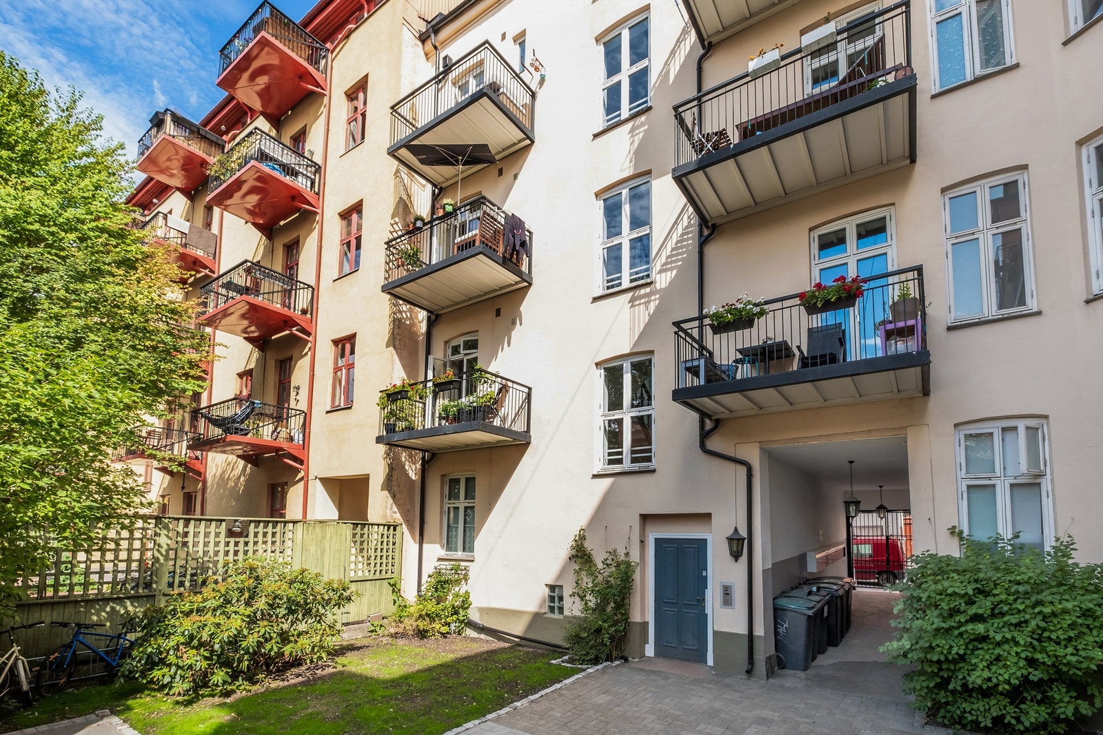 Fasaden en sommerdag Galleribilde