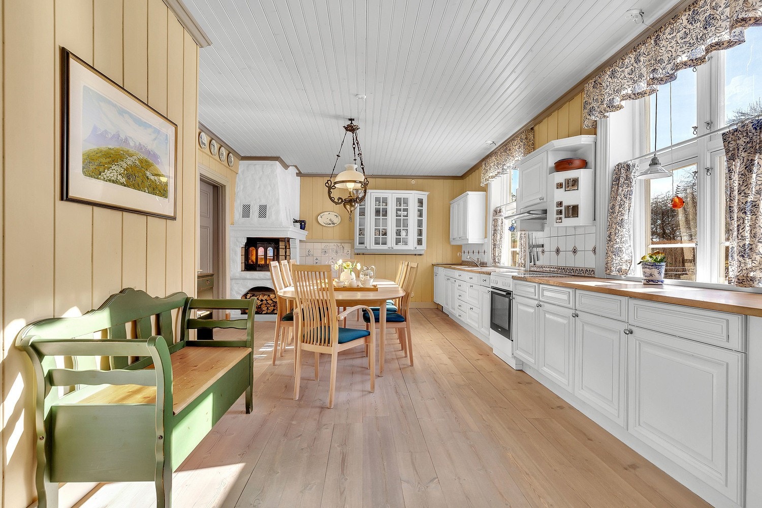 Stort kjøkken med peis. Galleribilde