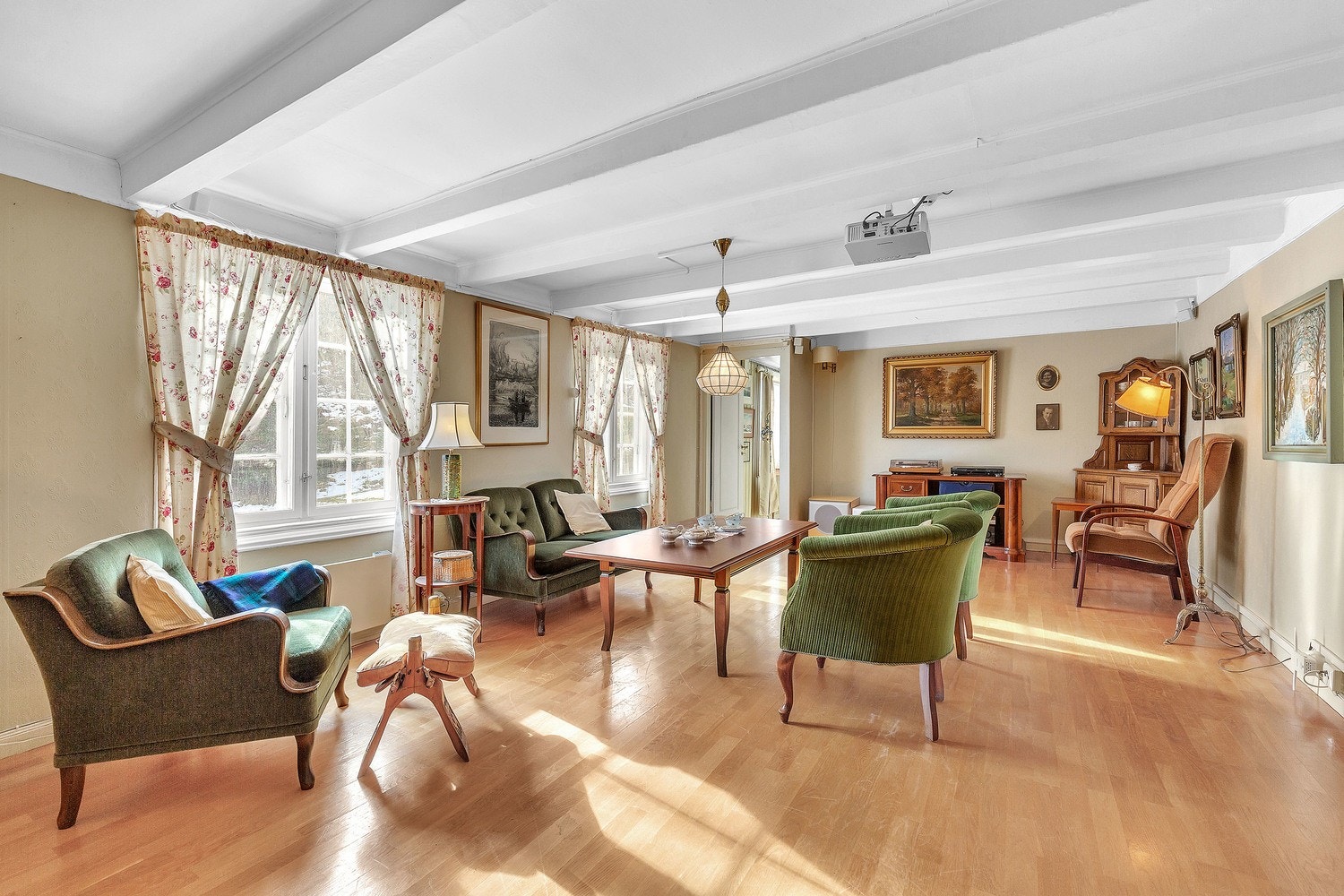 Stue i 2. etasje med hjemmekino. Galleribilde