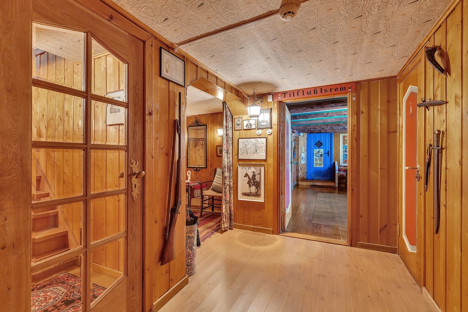 Innganen til baren fra garderoben. Galleribilde