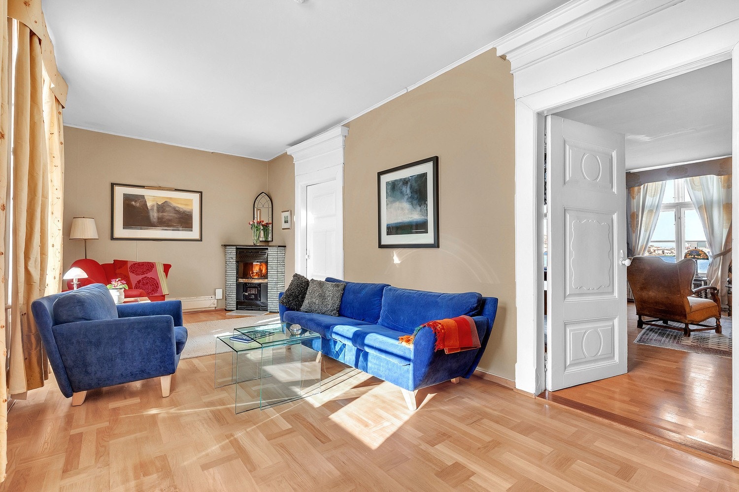 Fra TV - stue med fyr på peisen. Galleribilde