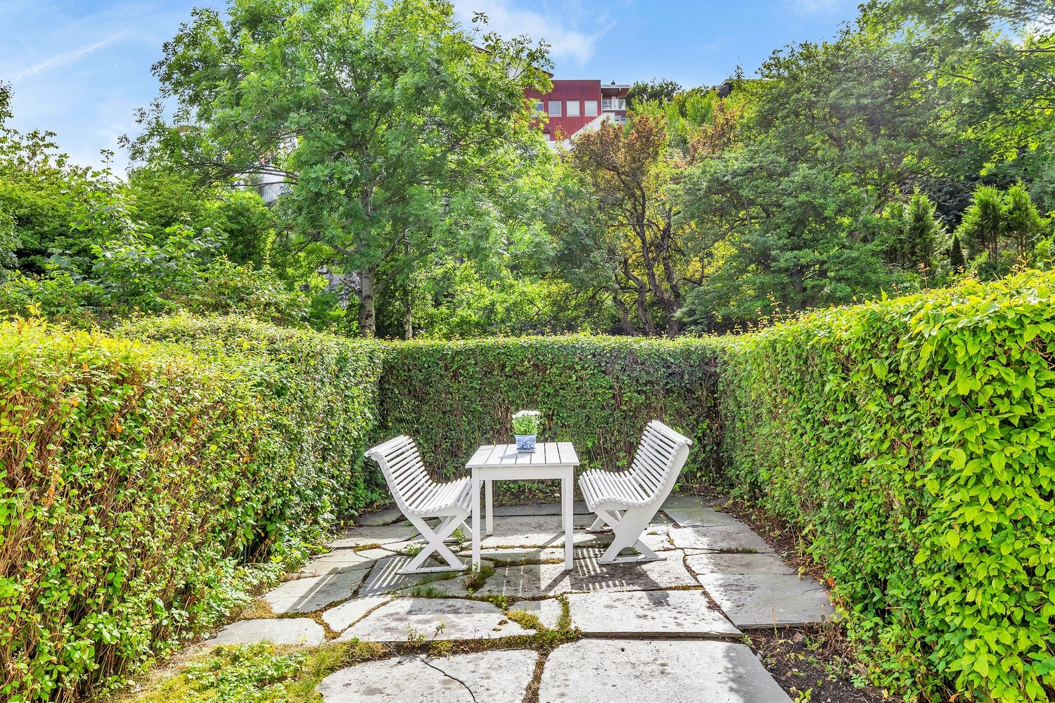 Det er mange koselige sittegrupper rundt om i hagen. Galleribilde