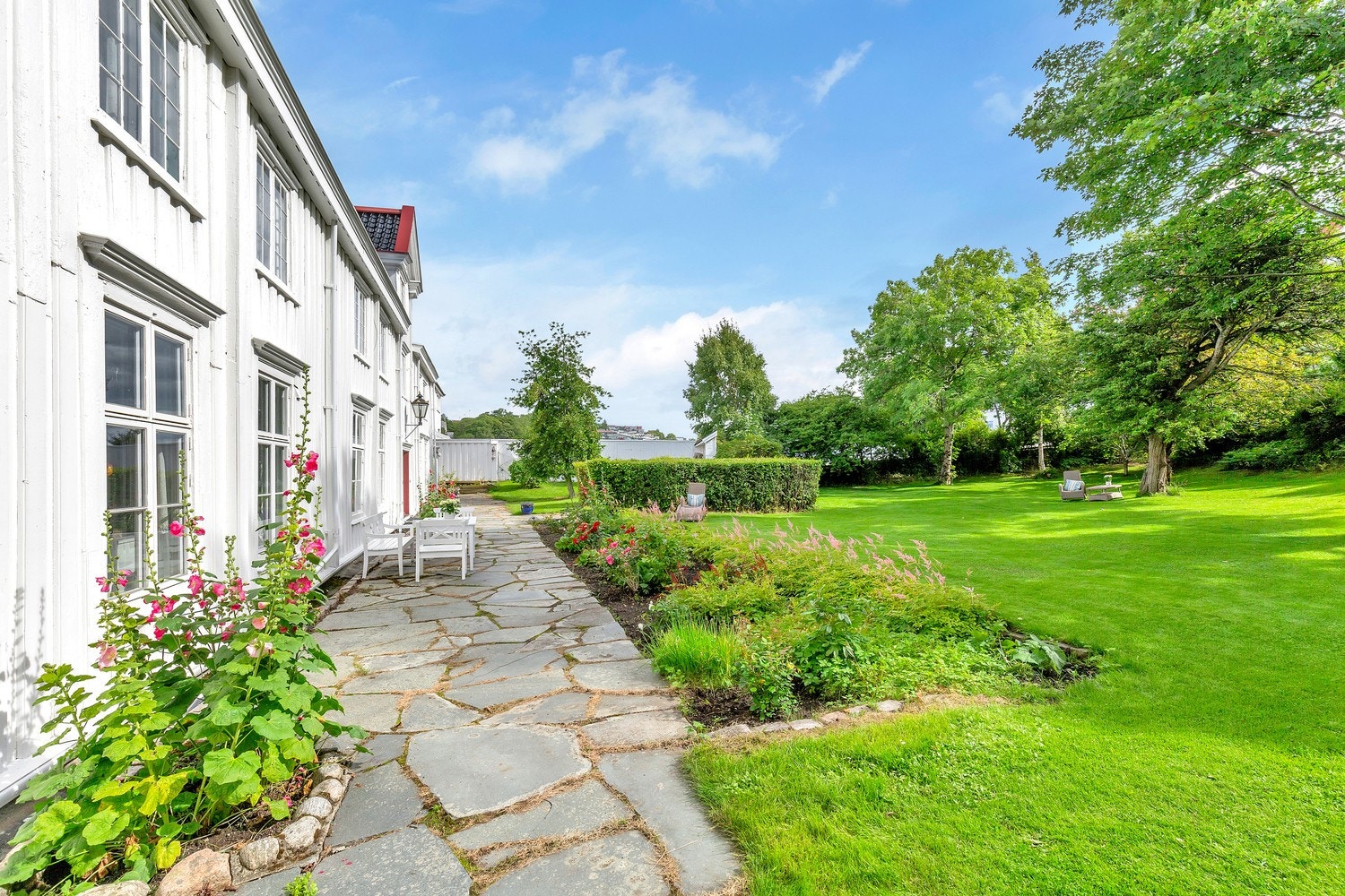 Den koselige hagen på baksiden. Den er som din private park. Galleribilde